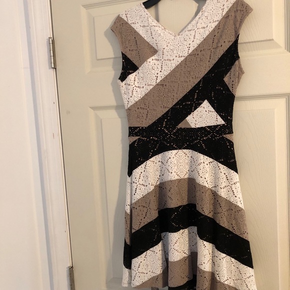 BCBGmaxazria color blocked dress Size XS - Picture 5 of 5